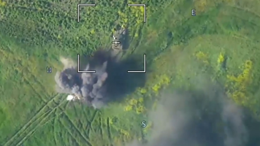 Pháo Nga nã chính xác vào các xe thiết giáp Ukraine nhờ vào UAV